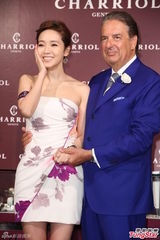 组图：侯佩岑代言被洋老总调戏 望多尝试演戏