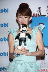 组图：郭书瑶蓝色低胸洋装爆乳出席代言活动