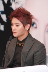 组图：金俊秀即将唱响香江 期待购物欣赏海景