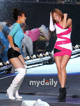 组图：偶像组合Beast联手4minute开唱