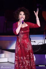 组图：蔡琴一身圣诞红台北开唱 与歌迷过平安夜