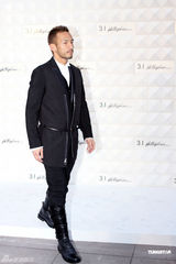 组图：马艳丽爱戴捧场时装秀 偶遇球星中田英寿