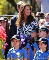 组图：凯特印花连衣裙探访澳洲 与威廉亲手种树