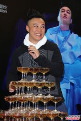 组图：陈奕迅台北火热开唱 台上大玩变装秀