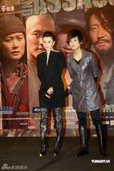 幻灯：《十月围城》上海亮相 李宇春称不介意吻戏 