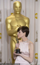 组图：奥斯卡后台-安妮-海瑟薇高举奖杯笑开花