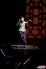 组图：周杰伦香港演唱会落幕 陈奕迅台上力挺