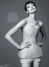 组图：安妮-海瑟薇Bazaar灰色系大片气质阴郁