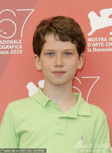 高清：《米克的近路》发布 男星格林伍德“蹲墙角”