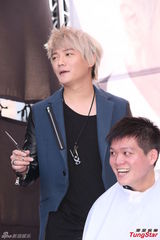 组图：飞儿乐团做公益 台上剪发挑战刀工