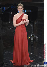 组图：拉法莉百变亮相音乐节 打鼓酥胸呼之欲出