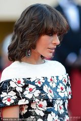 组图：米拉-乔沃维奇戛纳走秀 碎花长裙雷人