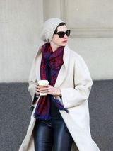 组图：安妮-海瑟薇悠闲漫步纽约街头 婚戒亮眼