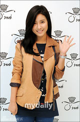 组图：泫雅金素恩等出席女性服装品牌发布会