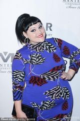 组图：阿德里安亮相晚宴 斯万克蕾丝礼服惊艳