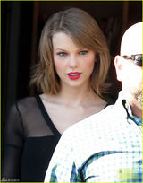 组图：斯威夫特穿性感透视装上街 超短裙秀玉腿