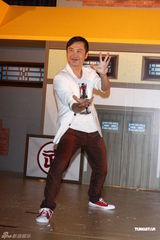 组图：庾澄庆为游戏代言 展示龟派气功化身赛亚人