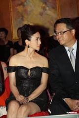 组图：翁虹大秀火辣身材 为照顾女儿减少工作量