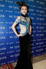 组图：刘芸车晓受邀时尚秀显精致优雅