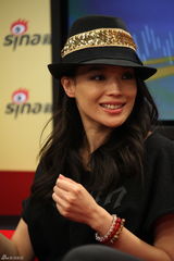 组图：《非诚勿扰2》主创做客 三女星造型各异