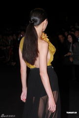 组图：张柏芝专程回港当模特 天桥走秀圆儿时梦