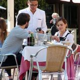 组图：艾玛与男友甜蜜享午餐 黑白装扮简约典雅