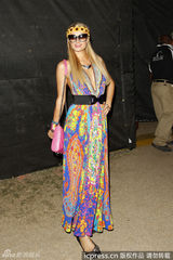 组图：帕丽斯携男友亮相音乐节 深V花裙秀春光