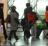 组图：张柏芝包场携儿畅游游乐园