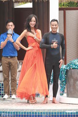 组图：任达华携名模助阵名表 穿潜水衣亮相秀身材