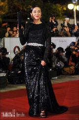 组图：赵敏秀黑色蕾丝长裙亮相 真空上阵露美背