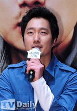 组图：韩片《高龄化家族》发布 孔孝真变潮妈