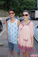 组图：应采儿穿大肚裙出院 陈小春贴心搀扶