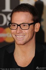 组图：2013全英音乐奖男星帅气亮相红毯