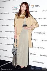 组图：具荷拉柳真等艺人出席韩国设计师时装展