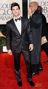 高清组图：《暮光之城》男星泰勒-洛特雨中耍帅