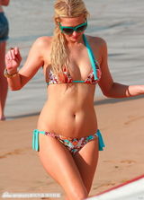 组图：希尔顿与男友鸳鸯浴 海滩戏水被搂蛮腰