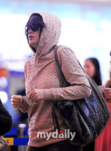 组图：全智贤金慧秀赴香港拍新片 任达华将加盟