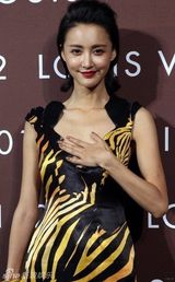 组图：张歆艺深V现身奢侈品牌时尚之夜  捂胸防走光