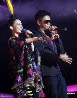 组图：范玮琪开个唱姐妹助阵 老公黑人上台送热吻 