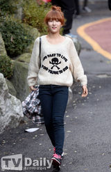 组图：众韩爱豆自信赴高考 SJ河智苑应援