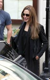 组图：安吉丽娜-朱莉现身印度餐厅 装扮一黑到底