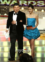 幻灯图：众星出席2009KBS电视台演艺大奖颁奖礼