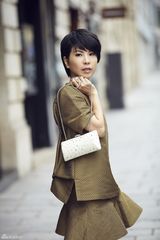 组图：许茹芸巴黎街拍 不同造型尽显天后气质
