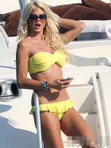 组图：瑞典名模维多利亚亮黄比基尼秀傲人上围