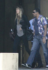 组图：超模吉赛尔-邦辰素颜现身街头