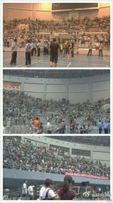 现场组图：张信哲梁静茹演唱会被扔水瓶凳子