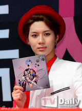 组图：韩团SHINee办签名会 火红装帅气惹眼