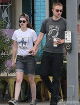 组图：暮光情侣再度复合 十指紧扣逛街秀恩爱