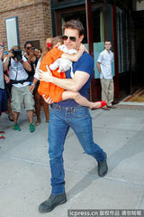 组图：汤姆-克鲁斯离婚后首探爱女 遭狗仔围堵