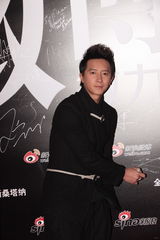 组图：2012微博之夜红毯-韩庚复古中山装亮相